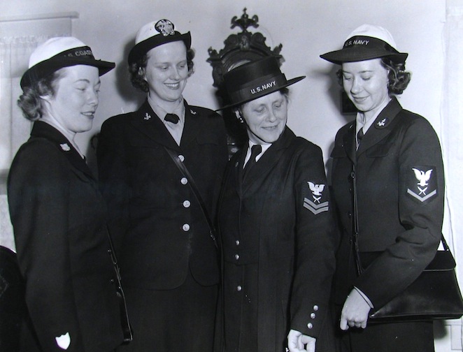 WAVES posing with WWI Veteran.